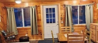 Cheerful, clean 2-bedroom cabin on Moose River