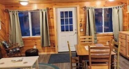 Cheerful, clean 2-bedroom cabin on Moose River