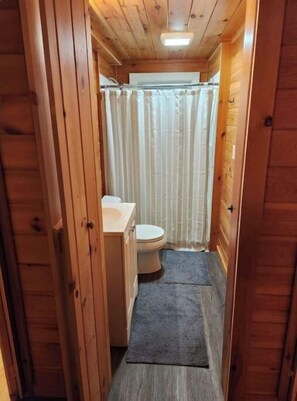 Dusj, hårføner, håndklær og toalettpapir