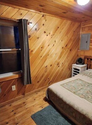 2 bedrooms, bed sheets - Cheerful, clean 2-bedroom cabin on Moose River (Rockwood)