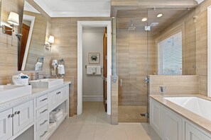 Bathtub, jetted tub, hair dryer, towels - Splash — Largest Private Resort-Style Pool in Destin (Destin)