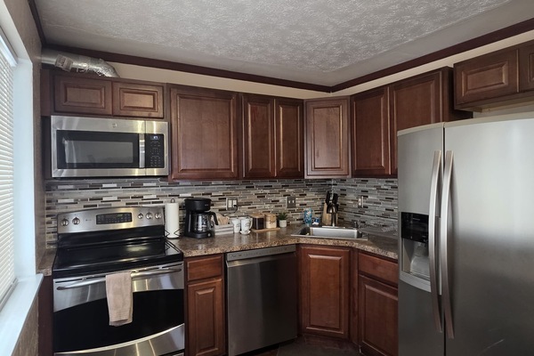 Coffee/tea maker, fridge, microwave, oven