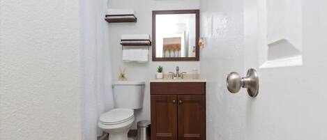 Een douche, een haardroger, handdoeken, zeep