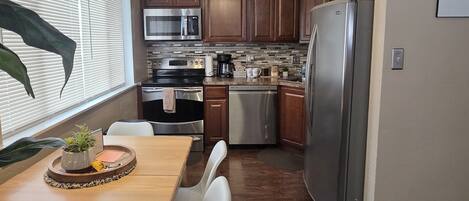 Kjøleskap, mikrobølgeovn, ovn og kokeplater