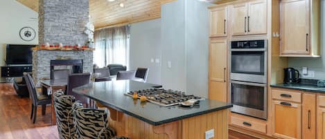 Kühlschrank, Mikrowelle, Herdplatte, Geschirrspüler