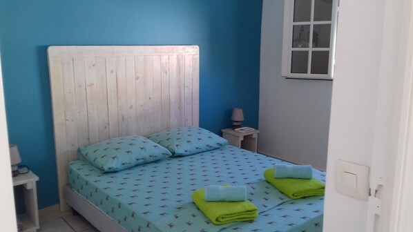 3 chambres, fer et planche à repasser, lit de bébé portatif