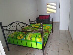 3 chambres, fer et planche à repasser, lit de bébé portatif