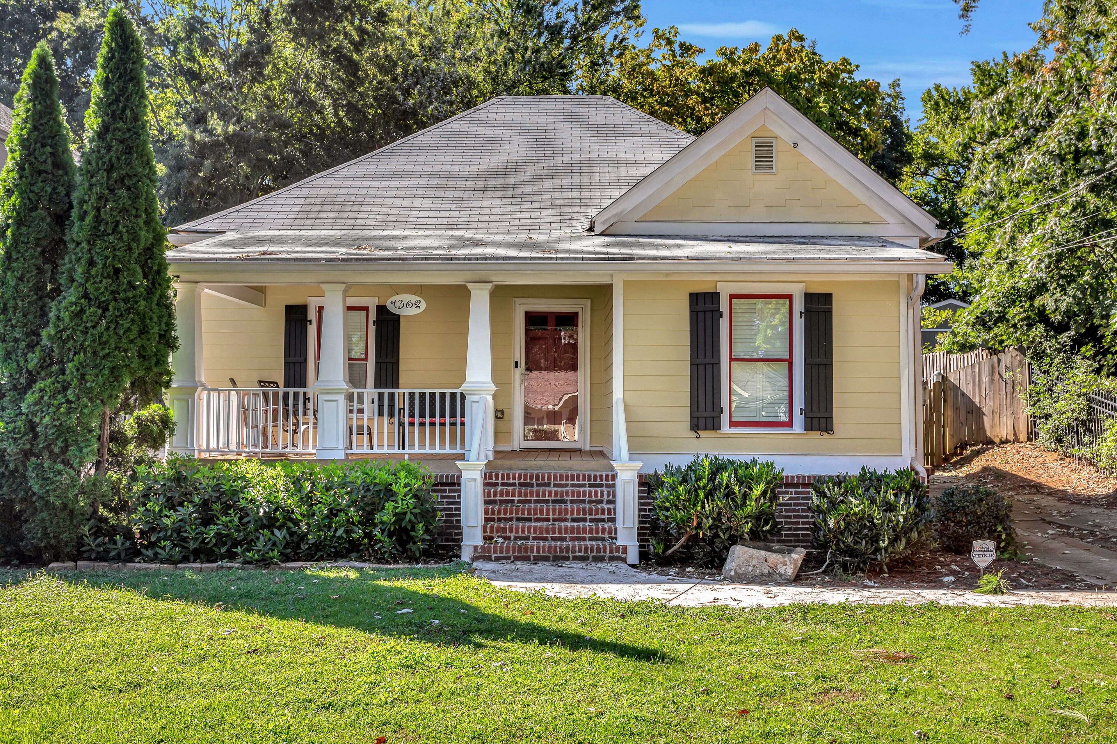 Updated home with porch, private parking & AC - minutes to ATL & near airport