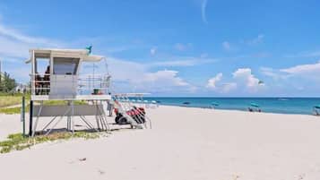 NĂ€ra stranden, solstolar och strandhanddukar