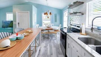 KylskÄp, mikrovÄgsugn, ugn och spishÀll