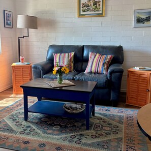 Smart TV - Cozy Vintage Two Bedroom Villa In Green Valley (Green Valley)