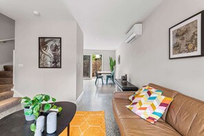 TV - Convenient Bayside Living at the Edge of the City (Port Melbourne)