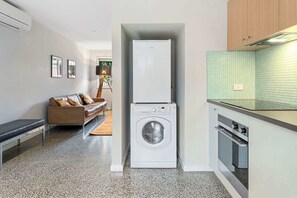 Fridge, microwave, oven, stovetop - Convenient Bayside Living at the Edge of the City (Port Melbourne)
