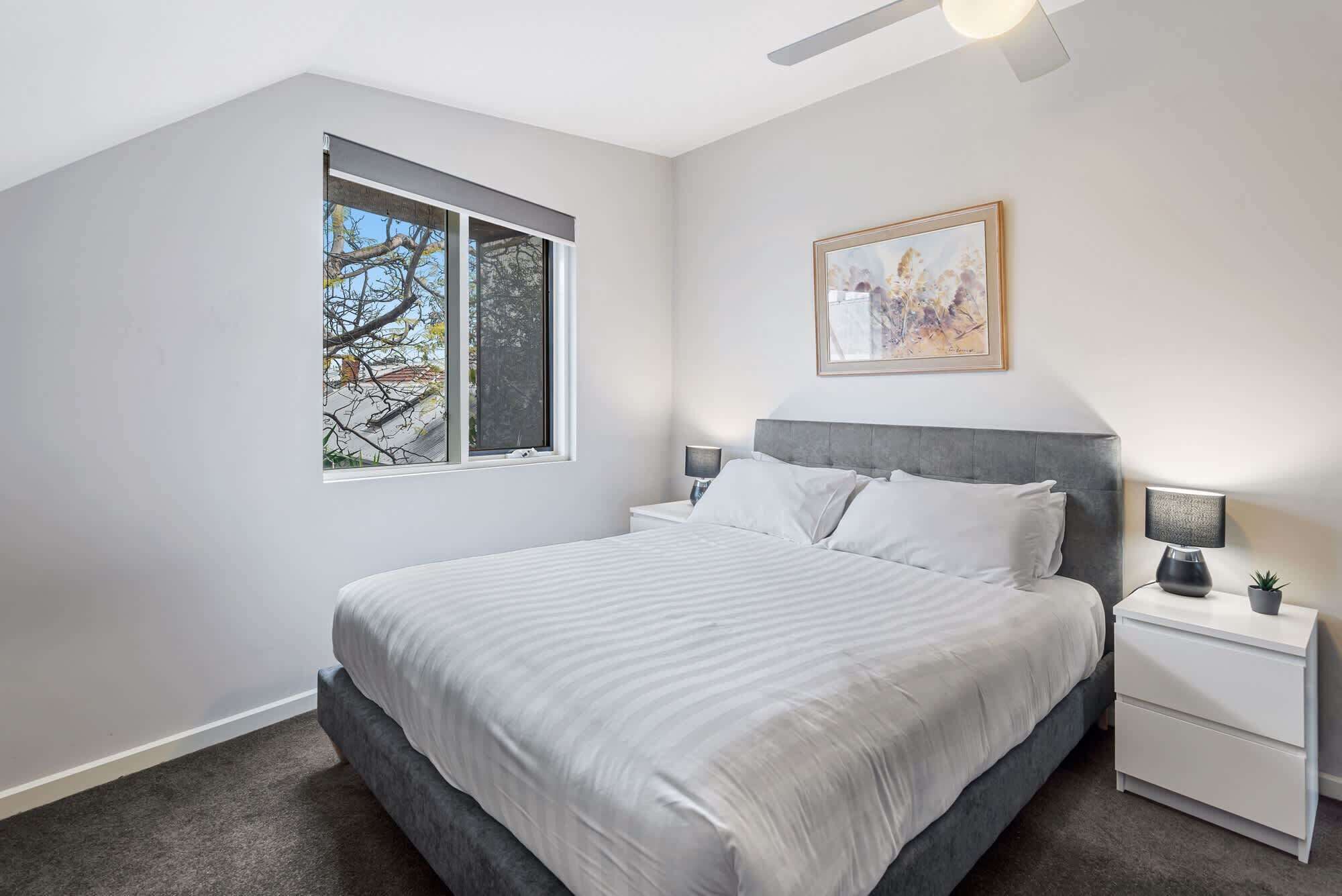 2 habitaciones, tabla de planchar con plancha, wifi y ropa de cama 