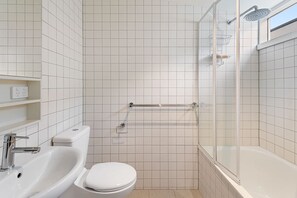 Badewanne, Haartrockner, Handtücher, Shampoo