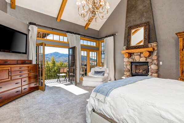 5 bedrooms, iron/ironing board, internet, bed sheets