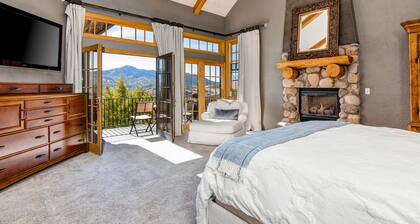 Serene and Spacious 5BR with Gorgeous Views, Hot Tub