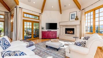 Een televisie, een open haard en boeken