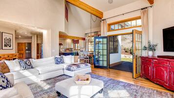 TV, caminetto, libri