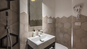 A bathroom with a modern design, featuring a large mirror, a white sink, and a toilet. - Five Boutique Rooms - Camera 1 (Naples)