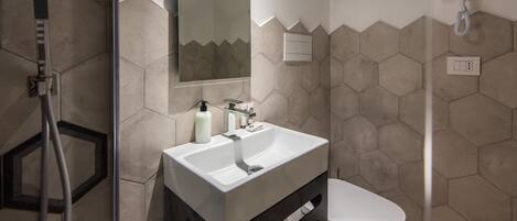 Shower, hair dryer, bidet, towels