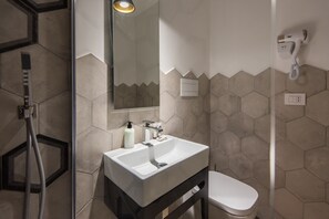 Douche, sèche-cheveux, bidet, serviettes fournies