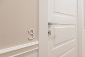 Interior - Five Boutique Rooms - Camera 3 (Naples)