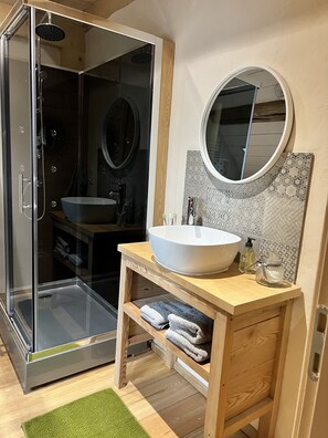 淋浴设施、吹风机、毛巾、肥皂