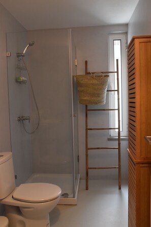 Dusche, Haartrockner, Handtücher, Seife