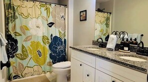 Ensemble douche/baignoire, sèche-cheveux, bidet, serviettes fournies