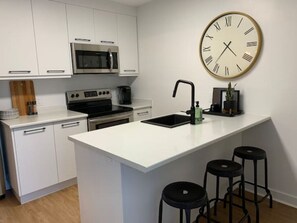 雪櫃、微波爐、焗爐、爐具