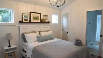 2 bedrooms, desk, free WiFi, bed sheets