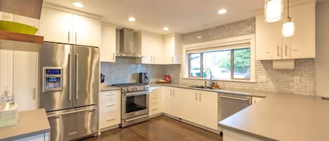 Refrigerador, microondas, horno, placa de cocina