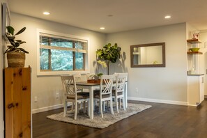 Dining - Contemporary Farm House (Hillsboro)