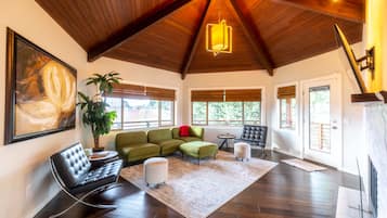 Smart-tv, pejs, bordtennisbord, bøger