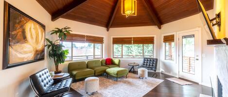 Smart-TV, Kamin, Tischtennisplatte, Bücher