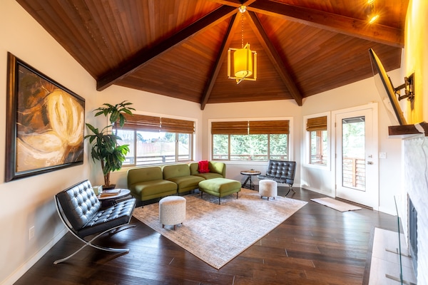 Smart TV, caminetto, tavolo da ping pong, libri