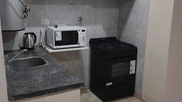 Microondas, horno, hervidor eléctrico y utensilios de cocina