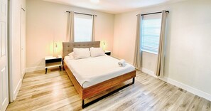 1 soverom, skrivebord, strykejern/-brett og reiseseng for barn