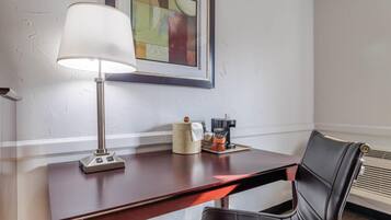 Decoración personalizada, muebles diferentes, escritorio y wifi gratis