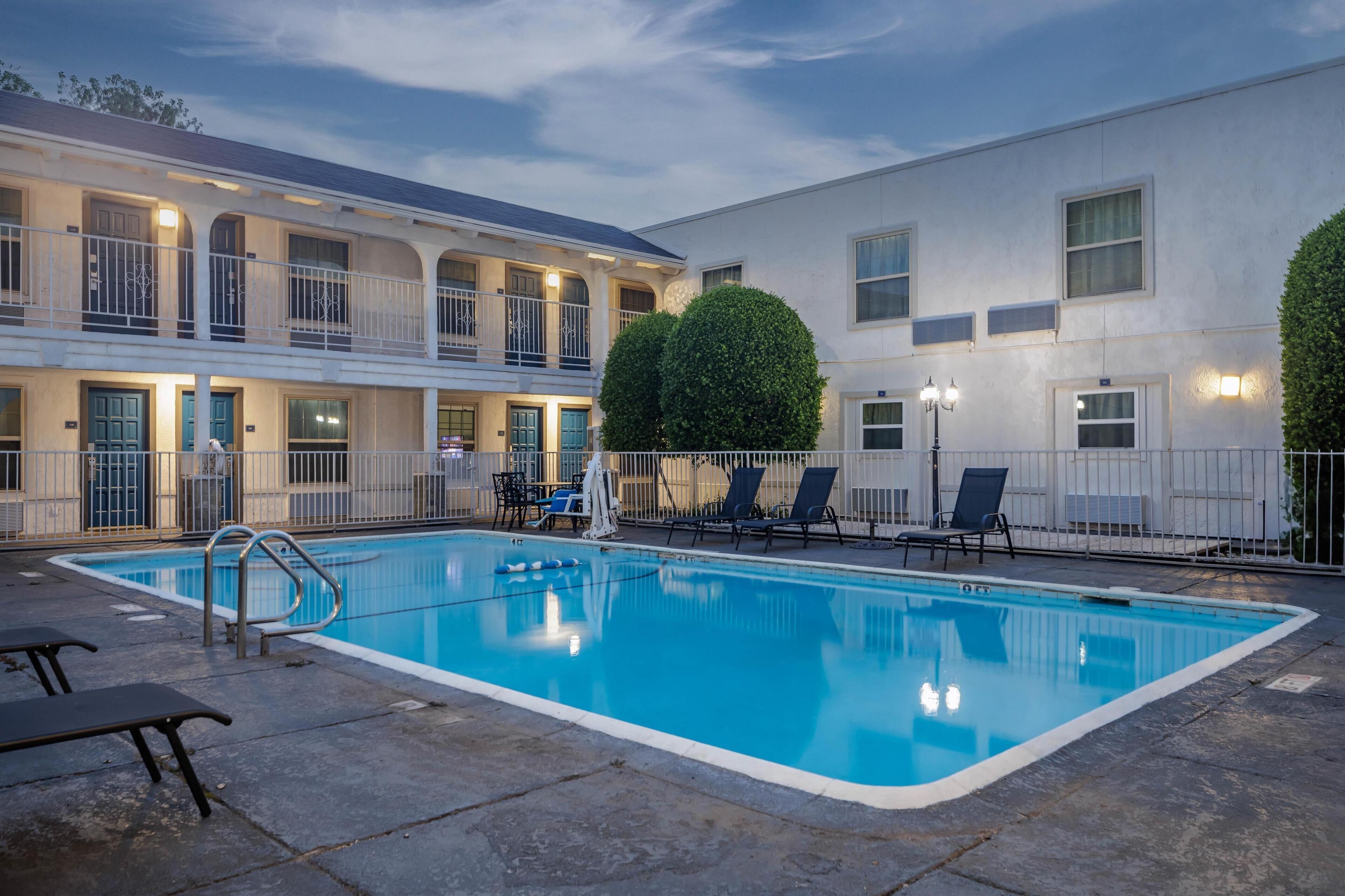 حمّام سباحة خارجي موسمي