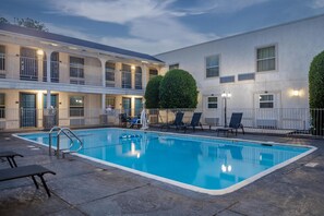 Sæsonbestemt udendørs pool