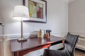 Yksilöllisesti sisustettu, yksilöllisesti kalustettu, työpöytä