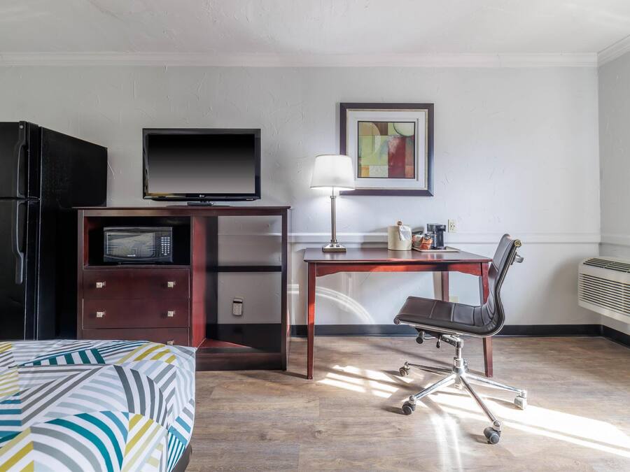 Desk, free WiFi, individually decorated, individually furnished