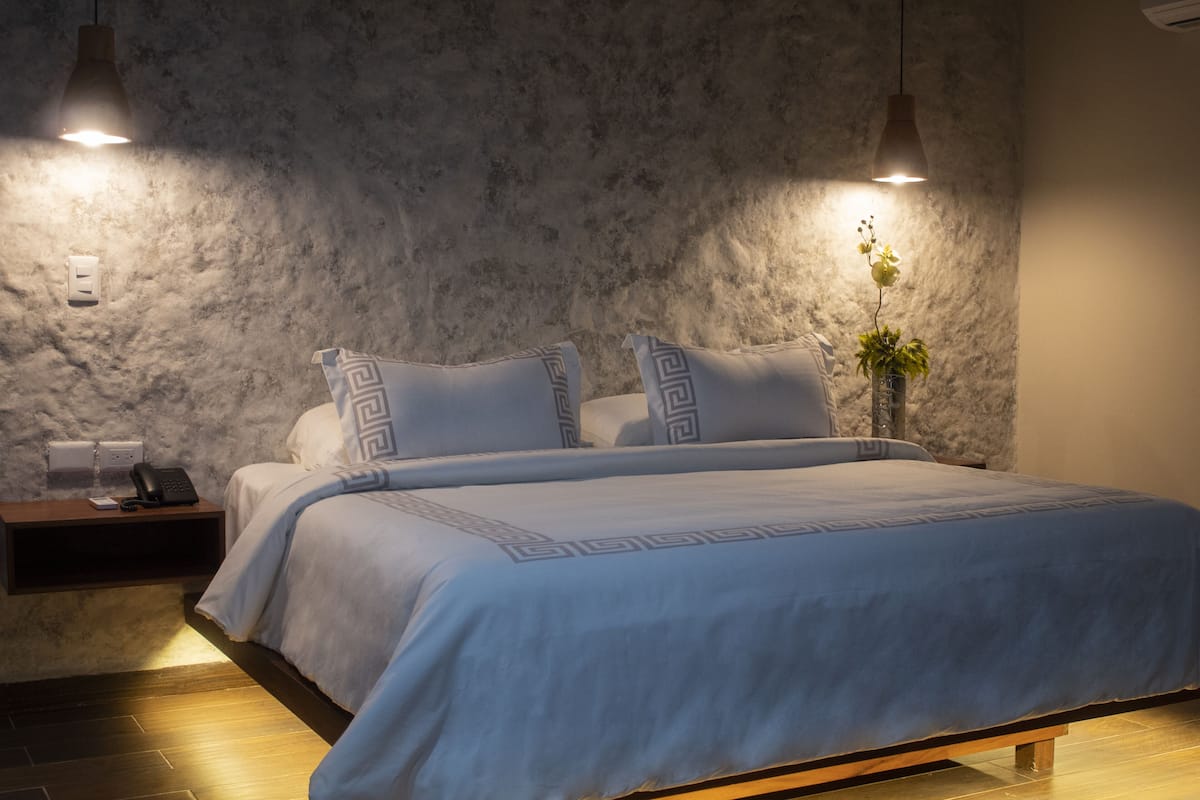 Caja de seguridad en la habitación, wifi gratis y ropa de cama