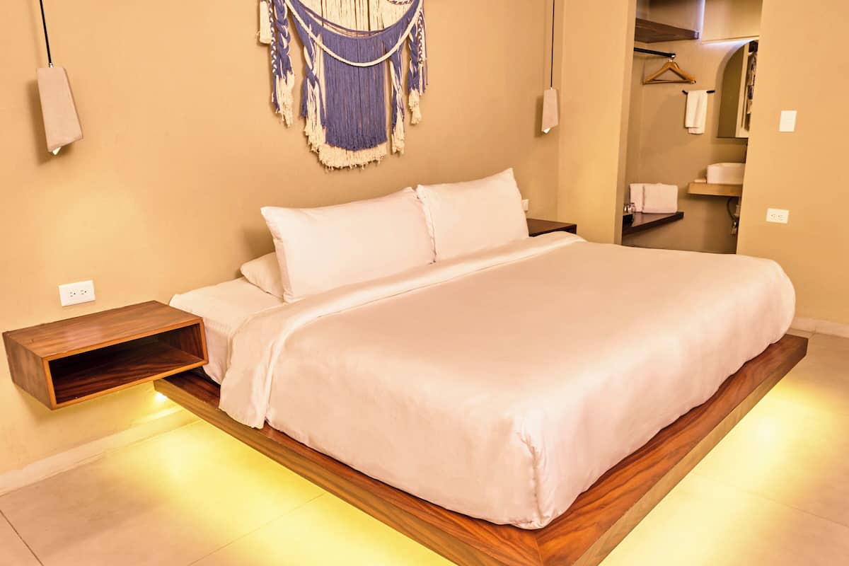 Caja de seguridad en la habitación, wifi gratis y ropa de cama