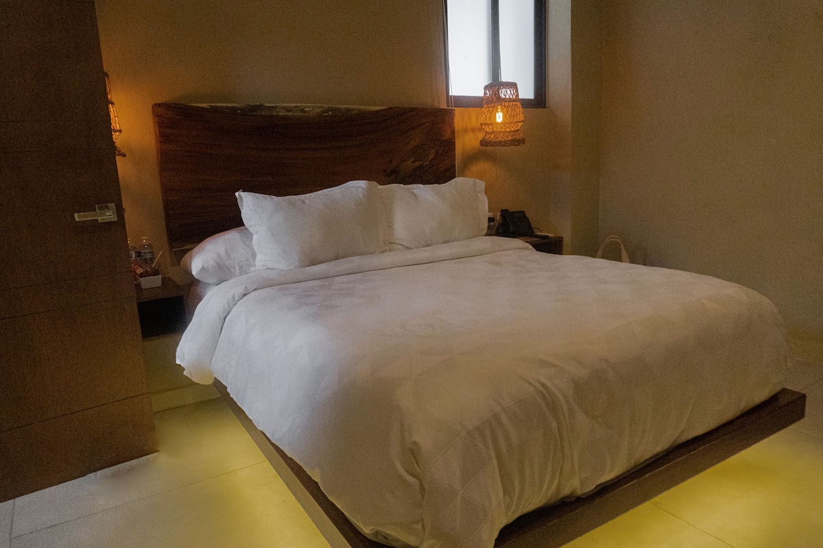 Caja de seguridad en la habitación, wifi gratis y ropa de cama