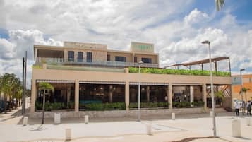 Vista frontal de la propiedad