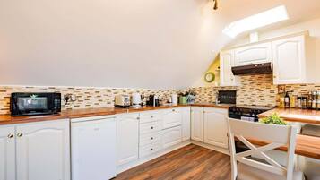 Jääkaappi, mikroaaltouuni, uuni, liesi