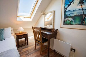 2 bedrooms, iron/ironing board, travel cot, free WiFi - Westend Hideaway #1 - Sleeps 4 Optional Parking (Galway)